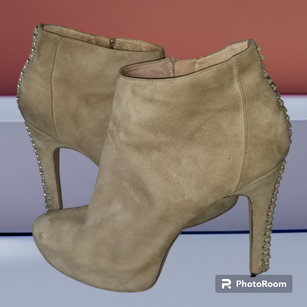 Vince Camuto booties size 10